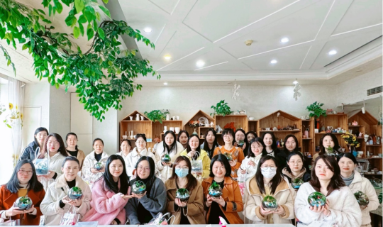 巧手造微景 创意注活力—— 能源公司开展“三八”节生态微景观DIY活动