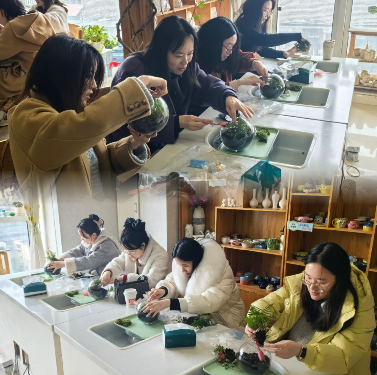 巧手造微景 创意注活力—— 能源公司开展“三八”节生态微景观DIY活动