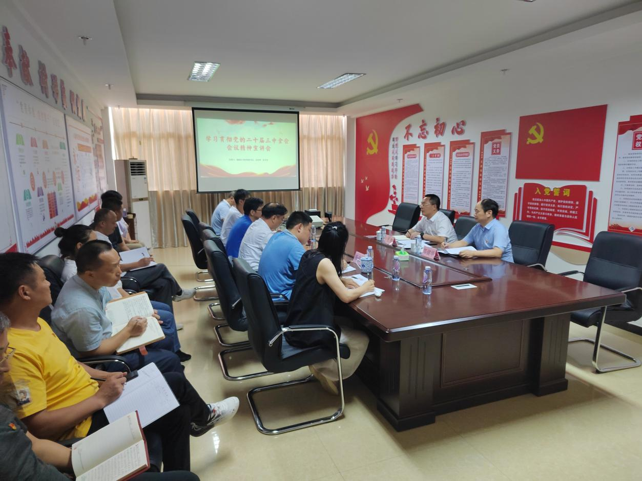 能源公司党委副书记、董事、总经理侯长贵一行到伦潭公司调研、慰问一线员工并宣讲党的二十届三中全会精神。